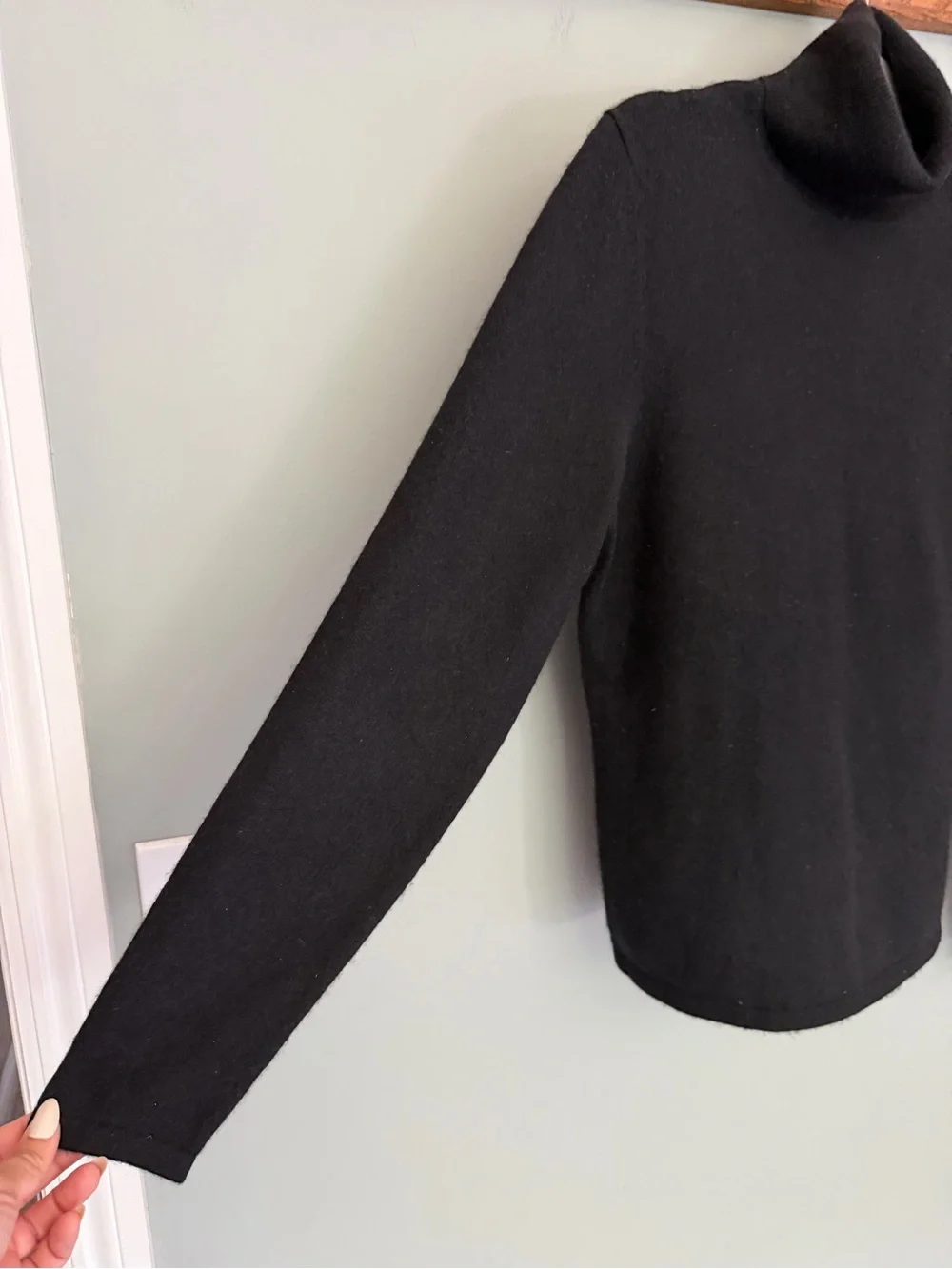 Saks Fifth Avenue 100% Cashmere Classic Black Monochrome Turtleneck Sweater